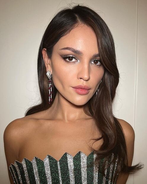 Eiza deslumbra con corset ucraniano