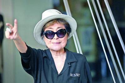 Yoko Ono se encuentra hospitalizada
