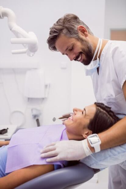 Los efectos de la menopausia en la salud oral. Fuente: Freepik.