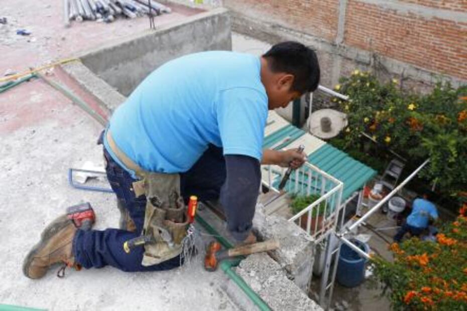 Llevan agua de lluvia para los afectados del sismo