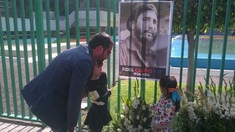 Por segundo día llevan flores a Embajada de Cuba en México