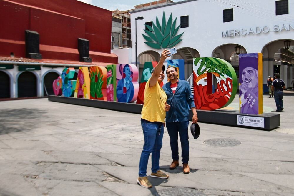 Turistas y mariachis que laboran en la plaza consideraron que este atractivo, junto a las obras de remodelación que se realizan en el lugar atraerán a más visitantes. Foto: Carlos Mejía / EL UNIVERSAL