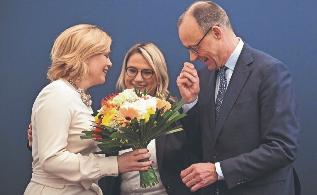 El líder de la Unión Cristianodemócrata (CDU), y principal candidato a canciller de Alemania, Friedrich Merz, recibe un ramo de flores, previo a una reunión del partido en su sede en Berlín. (25/02/2025) Foto: Ina Fassbender / AFP