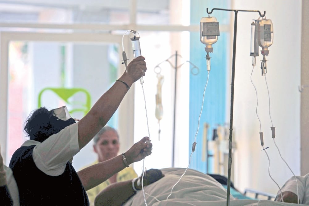 El personal médico del Instituto Mexicano del Seguro Social basa el diagnóst ico que realiza en las guías de tratamiento (ARCHIVO. EL UNIVERSAL)