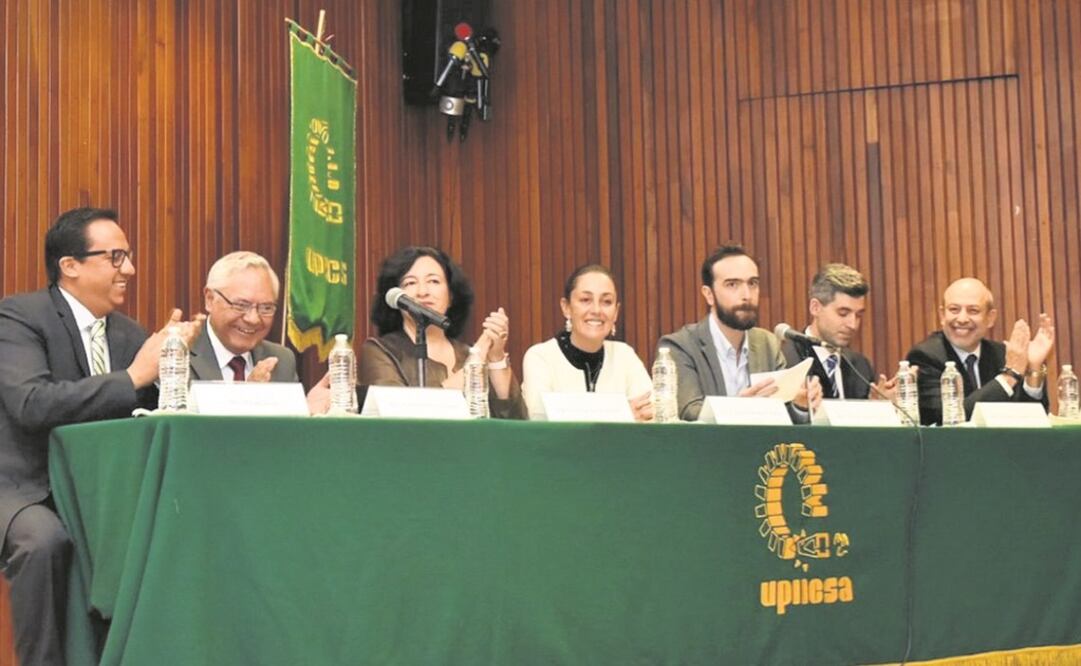 La jefa de Gobierno electa, Claudia Sheinbaum (centro), dijo que cerrará varios módulos de la Secretaría de Movilidad que operan en las sedes de las alcaldías, puesto que ahí se han detectado irregularidades. Foto: ESPECIAL