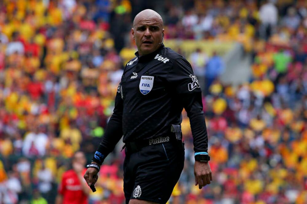 Francisco Chacón reveló por qué hubo cambio de árbitros en el Clásico Regio (Foto: Agustín Cuevas Imago7)