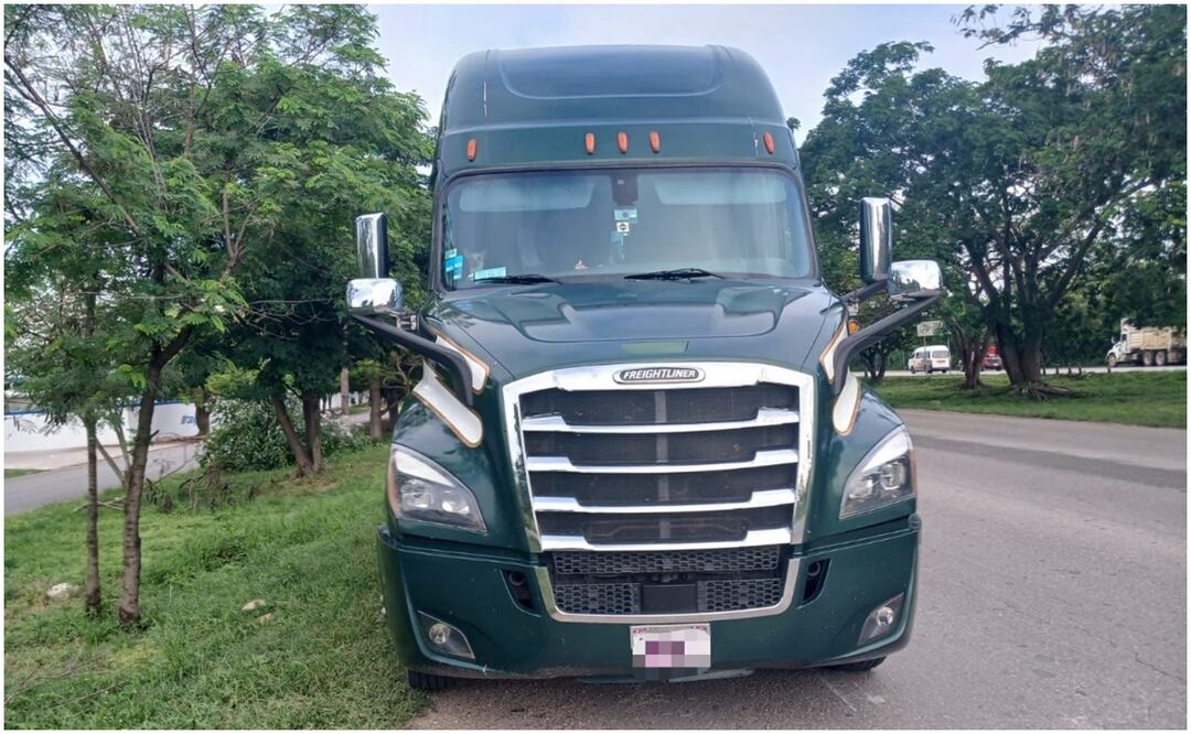 Un individuo robó y condujo un tractocamión bajo los efectos de alguna droga mientras el motor estaba encendido. Foto: Especial