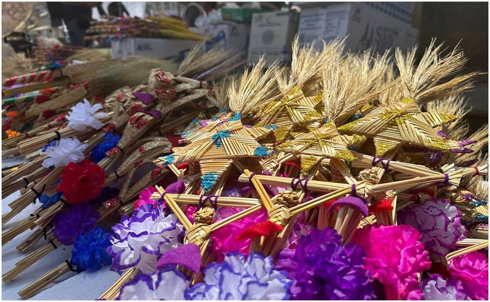 Piezas de cristos y cruces tejidas de palma verde. Foto: Especial