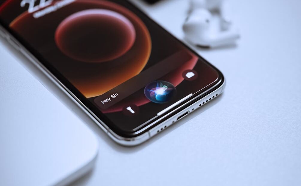 Siri podría ser potenciada con ayuda de OpenAI o Anthropic. Imagen: Unsplash
