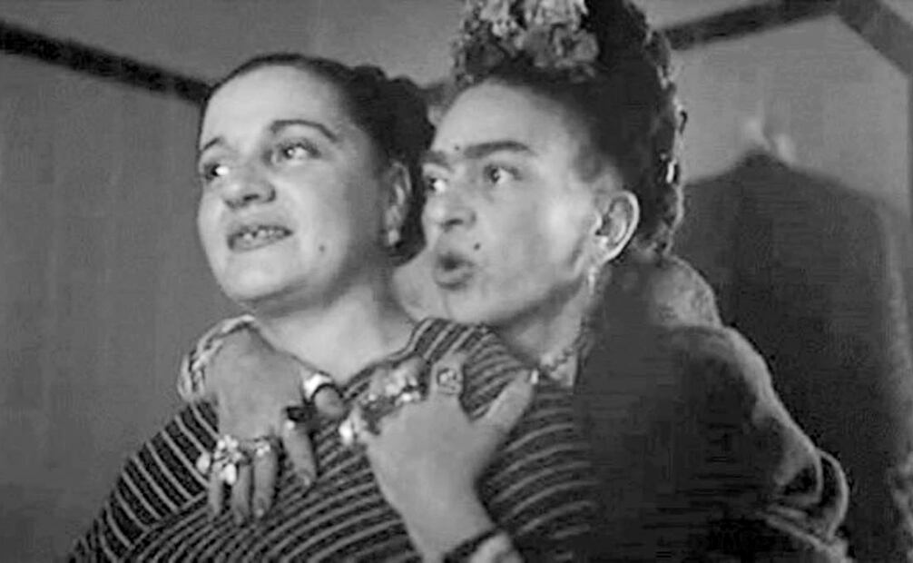 La pintora Aurora Reyes junto al ícono mexicano, Frida Kahlo. Foto: Cortesía Heidi Ramírez Cisneros.