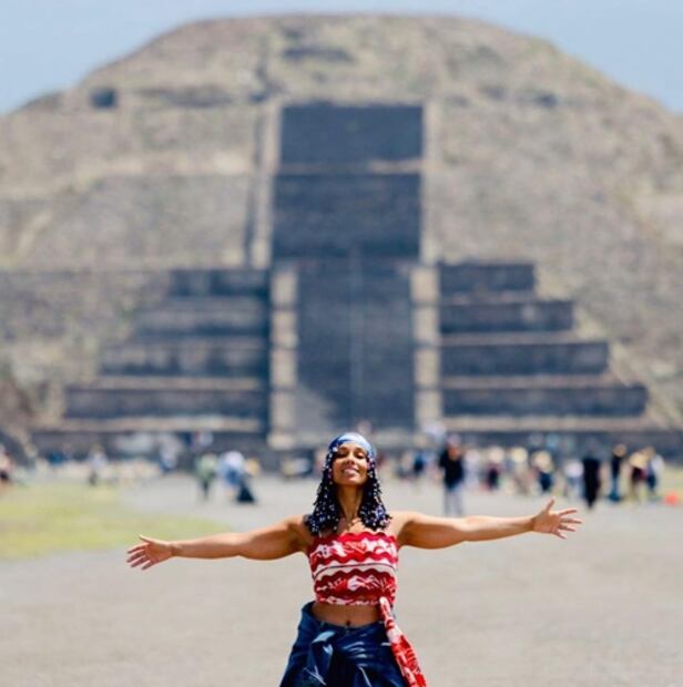 Alicia aprovechó para posar con las imponentes pirámides y pasear en globo aerostático. Foto: Instagram