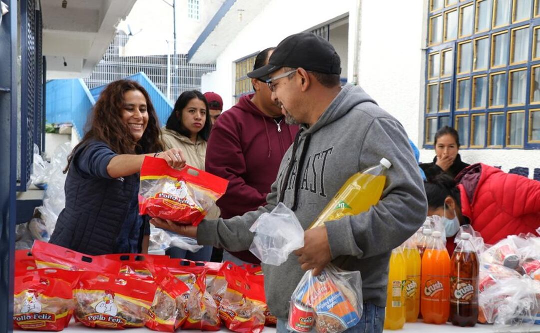 Las comidas incluían pollo rostizado, tortillas, refresco y frijoles, entre otros alimentos complementarios, indicó la presidenta municipal, Romina Contreras Carrasco. Foto: Especial.