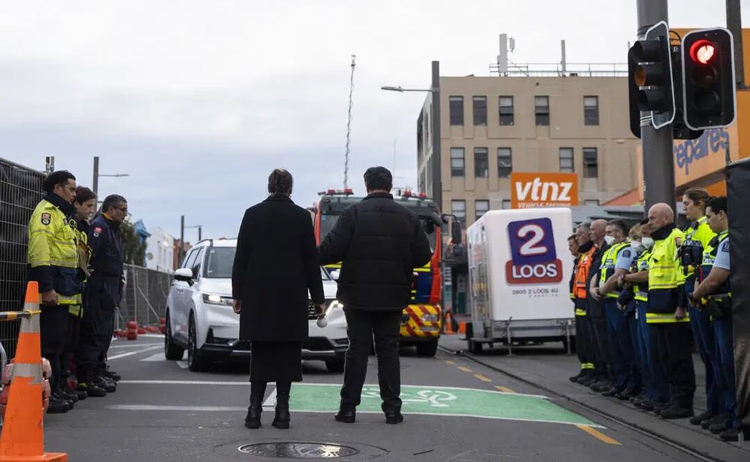 Investigadores policiales y de incendios forman una guardia de honor a la salida del primer cuerpo del hostal Loafers en Wellington, Nueva Zelanda, el jueves 18 de mayo de 2023. Foto: AP