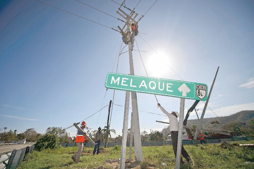 Cuadrillas restablecen la electricidad en Jalisco (JORGE ALBERTO MENDOZA. EL UNIVERSAL)