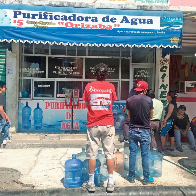 Algunos locales lanzaron promociones, como en la colonia El Sol, donde rellenan los garrafones hasta en 5 pesos por unidad. (EMILIO FERNÁNDEZ. EL UNIVERSAL)