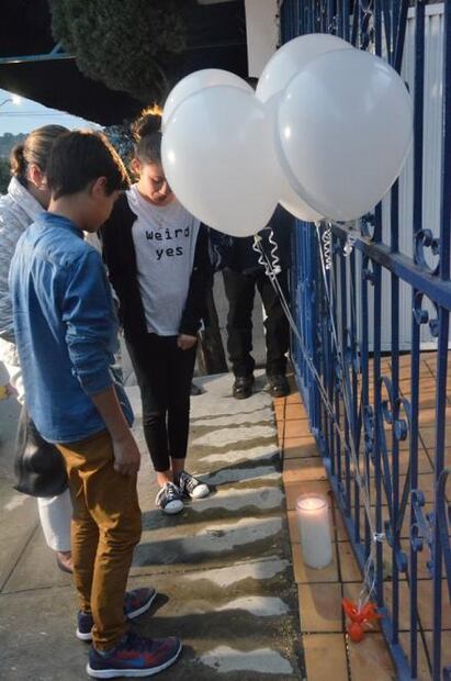 Colocan globos y flores tras ataque en escuela de Monterrey