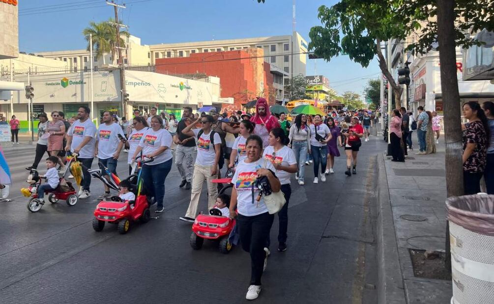 Integrantes de la comunidad LGBTQ+ en Culiacán desfilan con sus pequeños (14/06/2025). Foto: Javier Cabrera Martínez / EL UNIVERSAL