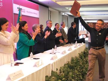 SRE entrega cartas de naturalización a 200 nuevos mexicanos, incluidos la artista Carla Rippey y el beisbolista Esteban Lombillo