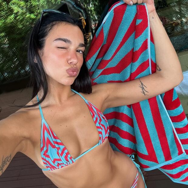 La toalla es un complemento con estilo. Foto: Instagram @dualipa
