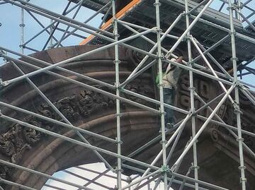 VIDEO: Hombre intenta suicidarse desde el Arco de la Independencia en Monterrey
