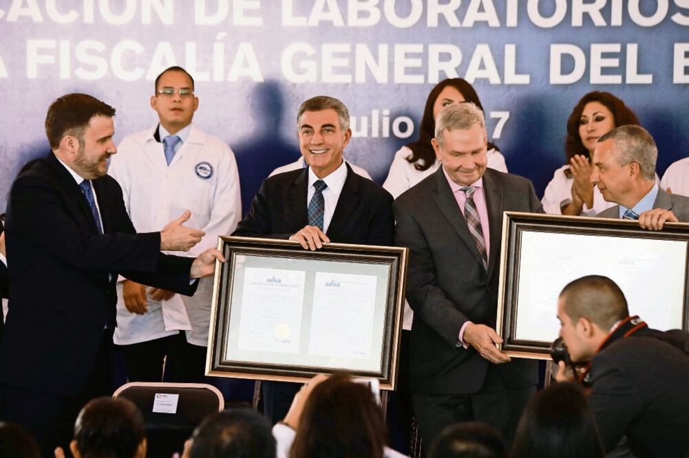 El gobernador poblano Tony Gali recibió la Acreditación Internacional de ANAB, en los laboratorios de Genética Forense, Balística, Documentos Cuestionados, Química y Toxicología Forense y de Criminalística de Campo. (ESPECIAL)