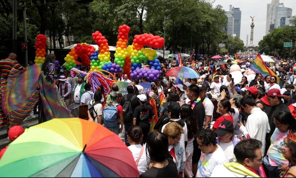 Asistentes a la 47 Marcha del Orgullo LGBT+ 2025 se congregan en las inmediaciones del Ángel de la Independencia de donde partirán al Zócalo de la Ciudad de México, el sábado 28 de junio de 2025. Foto: Carlos Mejía/EL UNIVERSAL