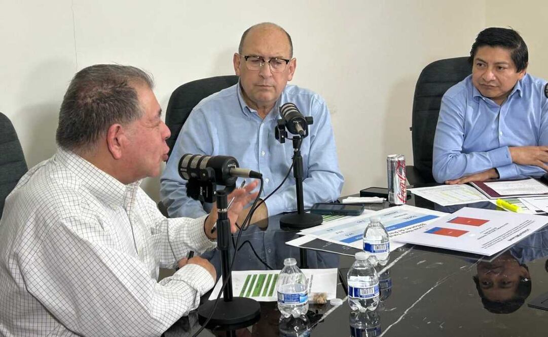 El coordinador del PRI en la Cámara de Diputados, Rubén Moreira, en su programa “Con Peras, Manzanas y Naranjas” este 12 de abril del 2025. Foto: Especial