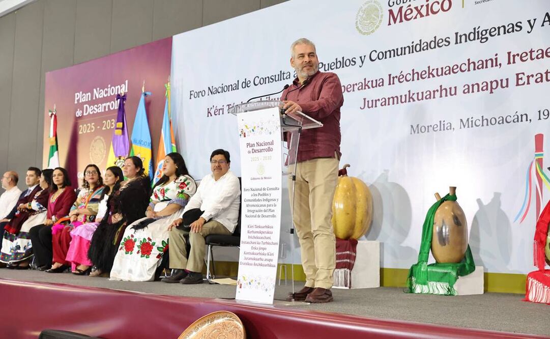 Alfredo Ram,írez Bedolla en foro nacional indígenas como parte del Plan Nacional de Desarrollo / Foto: Especial