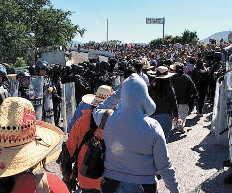 Respaldo. Un contingente de aproximadamente mil personas salió a manifestar su apoyo a Marco Antonio García Morales. Foto/ESPECIAL