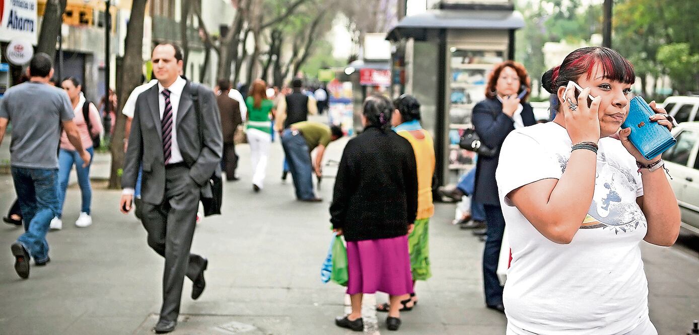 De acuerdo con estudios, en México somos más propensos a realizar llamadas mediante celulares que a consumir datos móviles, aunque el consumo de internet en el teléfono se está incrementando (ARCHIVO EL UNIVERSAL)