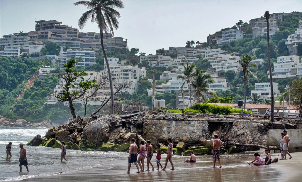 Turistas disfrutan de una playa en Acapulco, que se prepara para el inicio de las vacaciones de verano en medio de la difícil situación por las afectaciones en los últimos años de fenómenos naturales, el 15 de julio de 2025. Foto: EFE