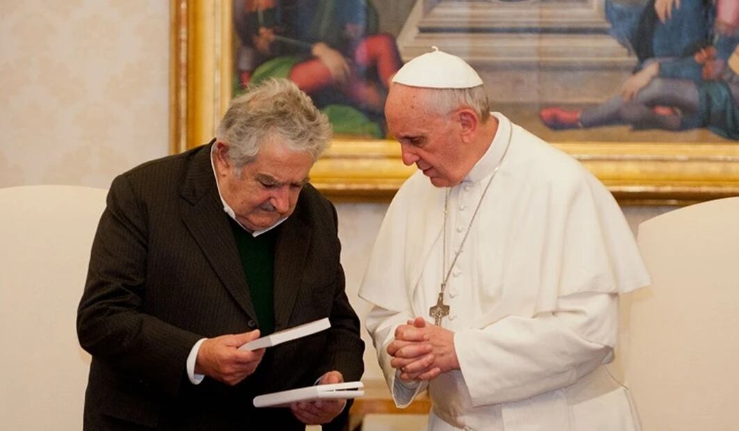 Mujica Junto al Papa Francisco, en una visita al vaticano en 2013, cortesía El País