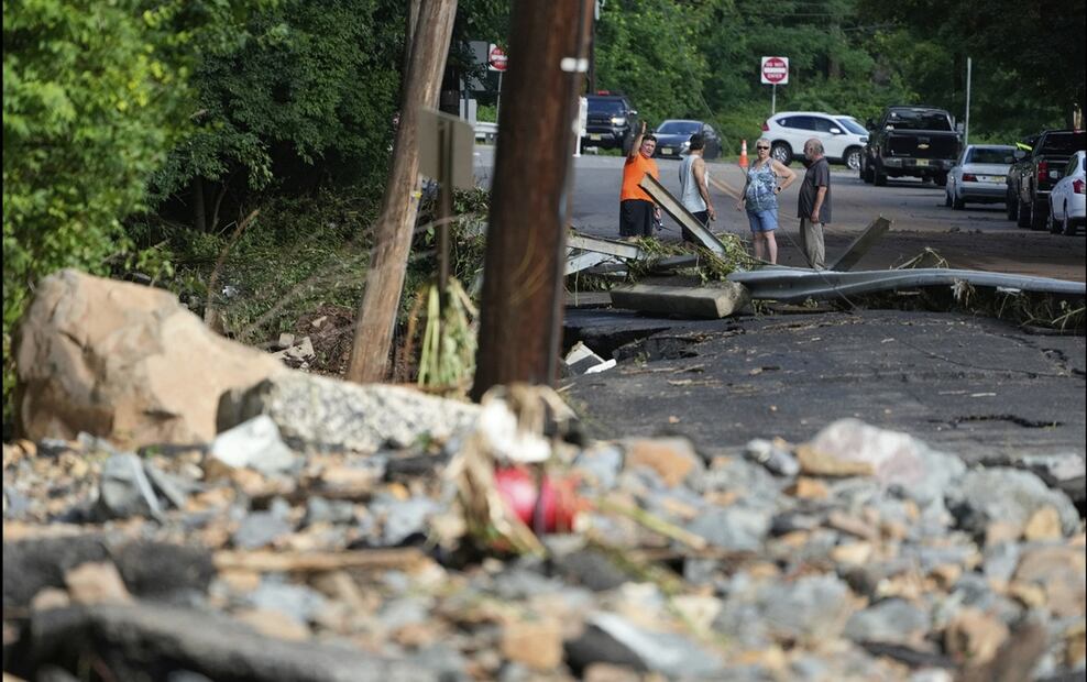 Varias personas observan los daños causados por las inundaciones en North Plainfield, Nueva Jersey, el 15 de julio de 2025. Foto: AP