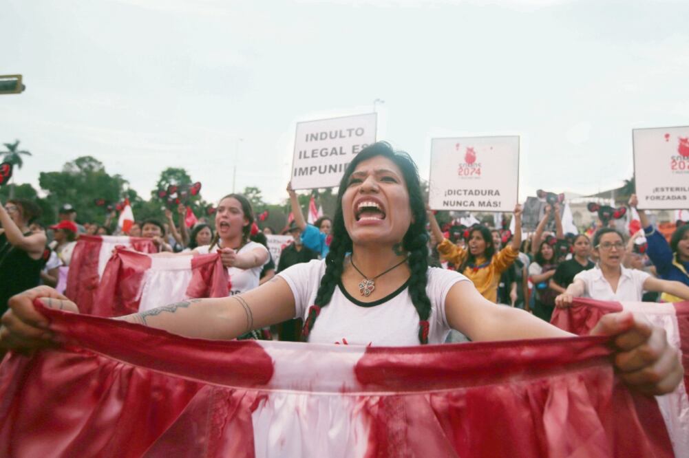 Mujeres recordaron ayer durante su protesta en Lima las esterilizaciones forzadas emprendidas por el gobierno de Fujimori (GUADALUPE PARDO. REUTERS)