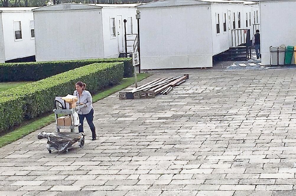 En un carrito, personal de la Cámara de Diputados vació las oficinas móviles de algunos legisladores que ya desocuparon sus espacios para la 64 Legislatura. (HORACIO JIMÉNEZ. EL UNIVERSAL)