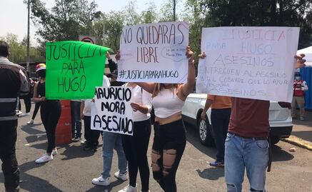 “¡Justicia para Hugo!”; jóvenes mantienen plantón en la orilla de Periférico Norte, sin obstruir vialidades