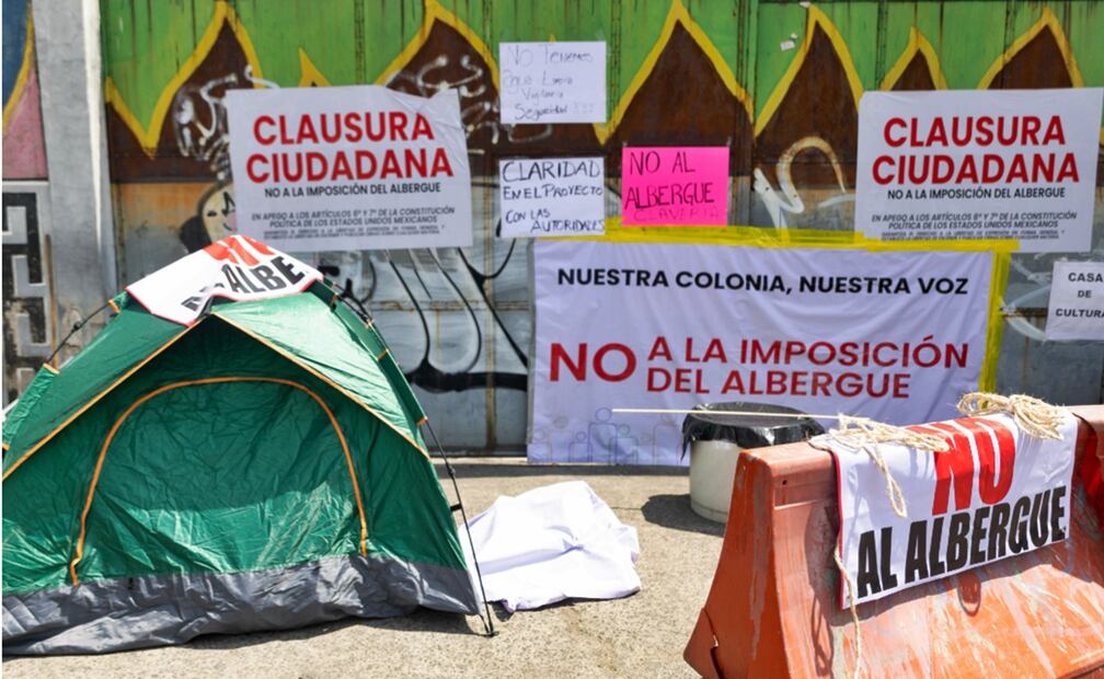 Vecinos de Azcapotzalco instalan un plantón contra la construcción de un albergue para migrantes ubicado en Eje 2 Norte y Plan de San Luis en la colonia Nueva Santa María, el 21 de marzo de 2025. Foto: Hugo Salvador/EL UNIVERSAL
