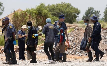 Suman 60 muertos en mina abandonada de Sudáfrica; 106 mineros fueron detenidos por explotación minera ilegal