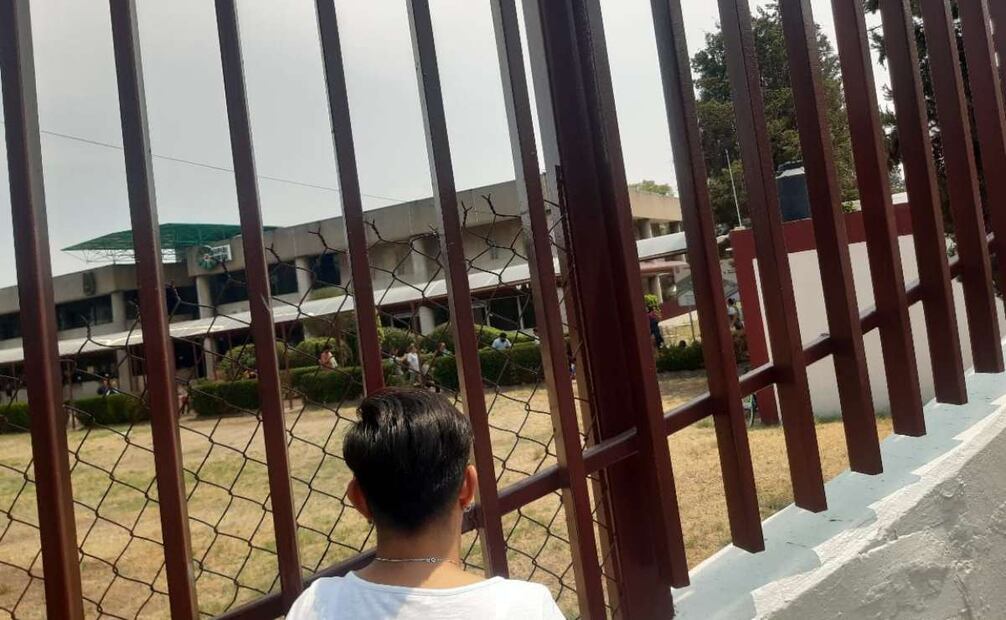 En una llamada un hombre con la voz distorsionada, le señaló que había un artefacto explosivo en las instalaciones y colgó, por lo que se activaron los protocolos de seguridad para los alumnos, personal docente y los trabajadores por lo que desalojaron las instalaciones. Foto: Especial
