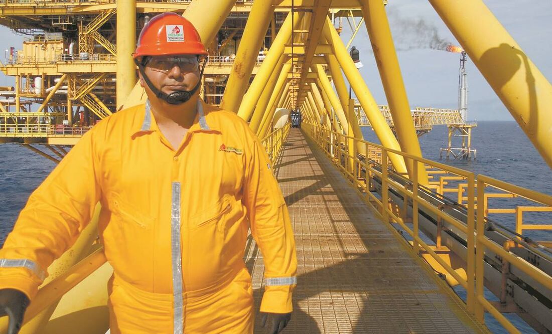 Trabajadores sindicalizados y de confianza de Pemex tienen derecho a préstamos de 90 días de su salario nominal.Foto: Archivo/ El Universal.