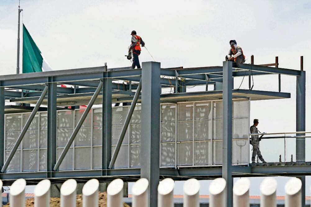 Puente de la garita de San Isidro, en Tijuana, por donde se espera el arribo de El Güero Palma tras su deportación (LUIS CORTÉS. EL UNIVERSAL)
