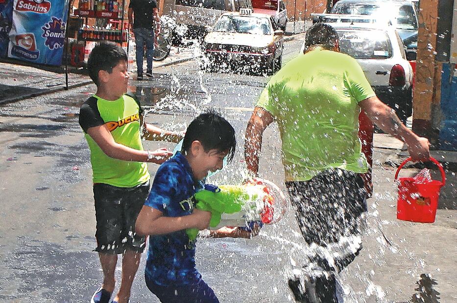 Niños y adultos en sábado de gloria. Foto: El Universal -Adrián Hernández
