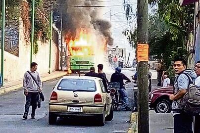 Asesinan a chofer e incendian microbús en Cuautepec