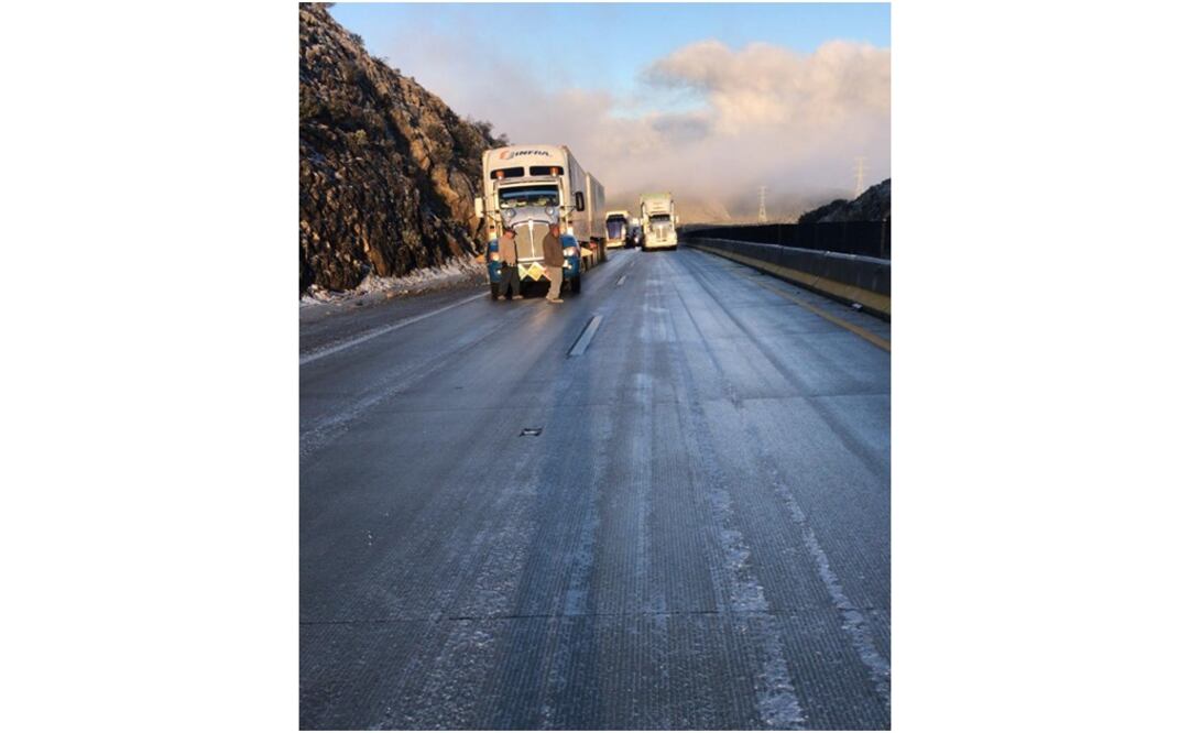 La carretera federal de Tecate a La Rumorosa fue cerrada debido a que estaba cristalizada por la nieve. Foto: Especial