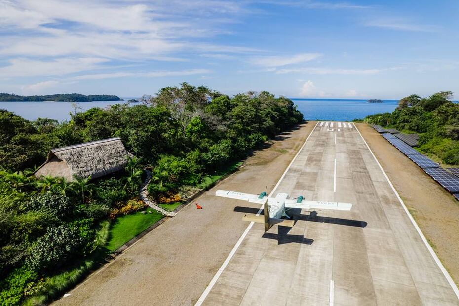 Islas Secas cuenta con su propia pista en la que aterriza una avioneta.