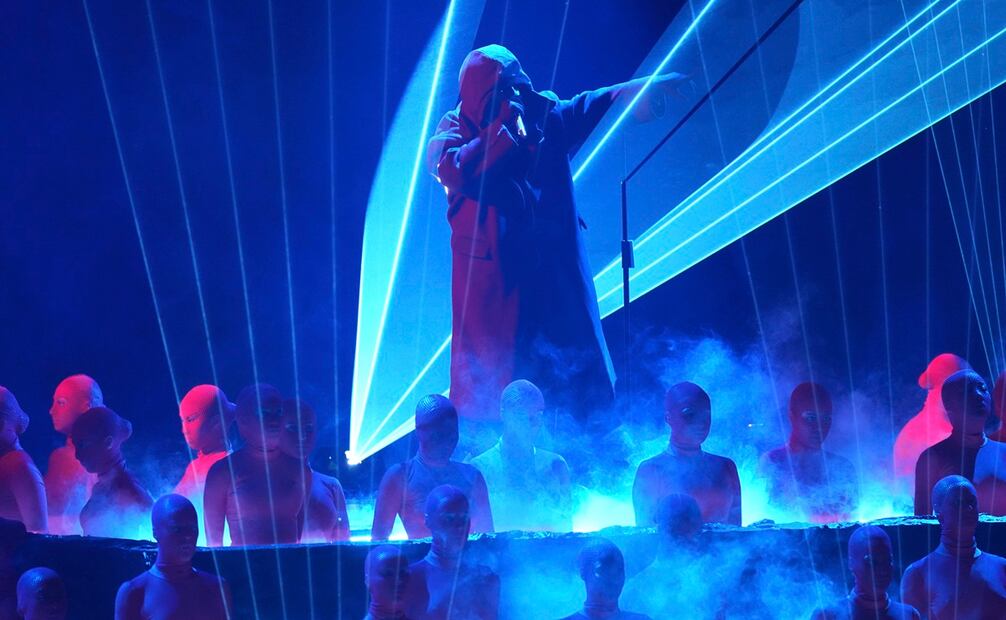 Cuatro años después de haber boicoteado a los Grammy, The Weeknd volvió a este escenario. Foto: AP .