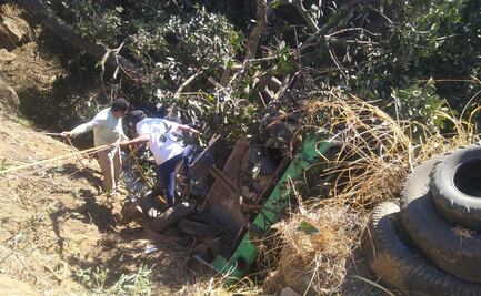 Suman 11 muertos en dos volcaduras de vehículos en carreteras de Morelos; 8 de las víctimas iban de excursión