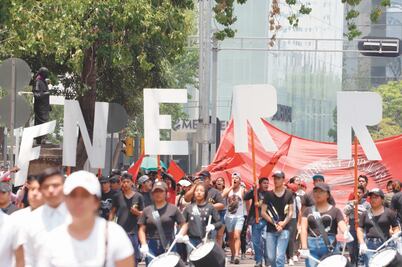 Se manifiestan estudiantes antorchistas para exigir becas 