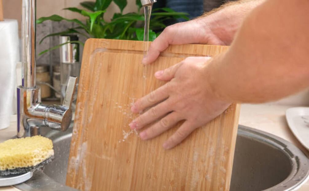 Las tablas de madera nunca deben sumergirse en agua. Foto: iStock