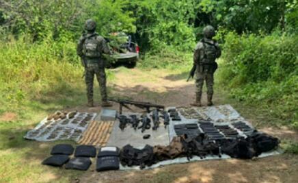 Aseguran artefactos explosivos artesanales, seis armas automáticas y un vehículo blindado en Sinaloa